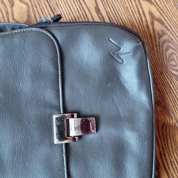 Brownish/Blackish Gloria Vanderbilt Classy Zippered Purse - Picture 2 of 5